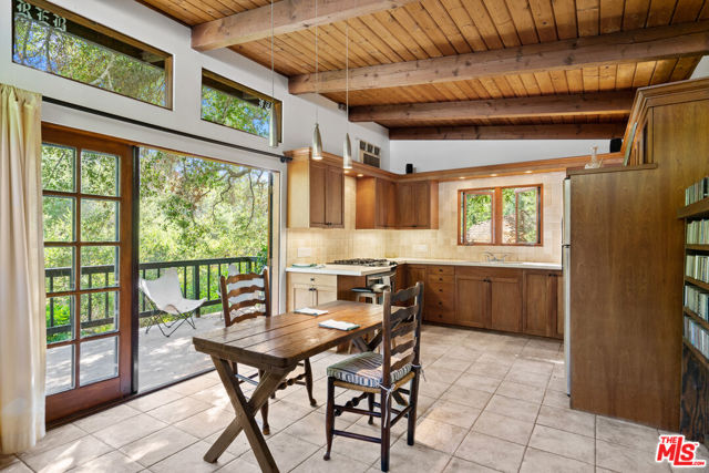 21550 Summit Trail, Topanga CA: https://media.crmls.org/mediaz/9df87f54-e249-41d2-9c8d-ca9d4b9efefa.jpg