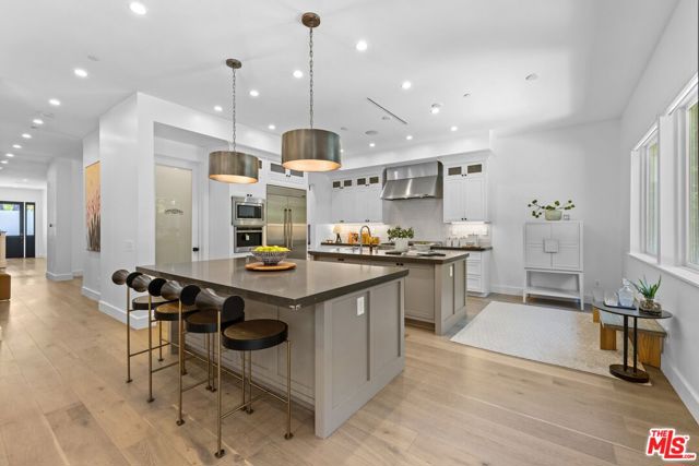 2590 Amherst Avenue, Los Angeles CA: https://media.crmls.org/mediaz/9df905be-c960-4385-86dc-de1d25b18623.jpg