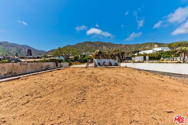 18208 Kingsport Drive, Malibu CA: https://media.crmls.org/mediaz/9df9efc7-c36e-4d78-8cd9-a01387db4a4f.jpg