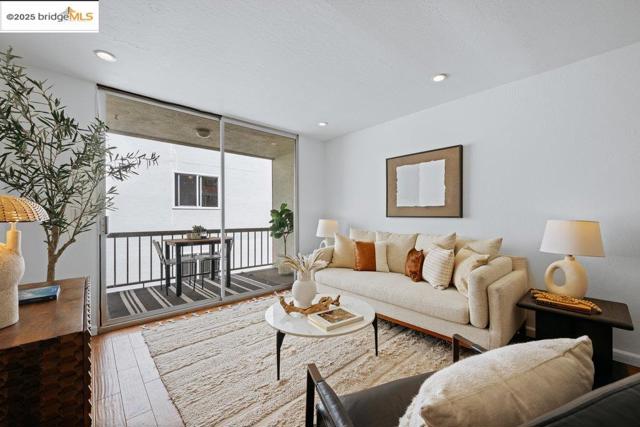 250 Whitmore St, Oakland CA: https://media.crmls.org/mediaz/9dfa7170-08c5-4e61-b34d-65b3fa682c7d.jpg
