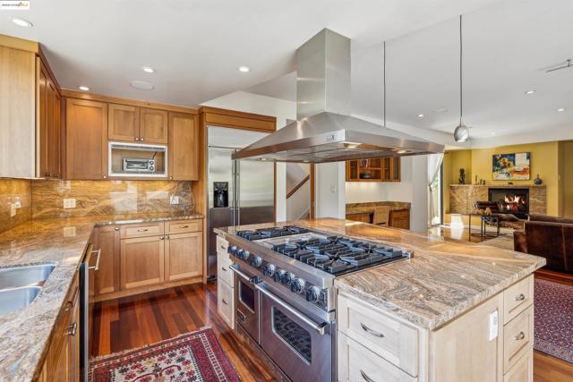 1015 Grand View Dr, Berkeley CA: https://media.crmls.org/mediaz/9dfaa698-b665-4522-886c-e0cba45deb04.jpg