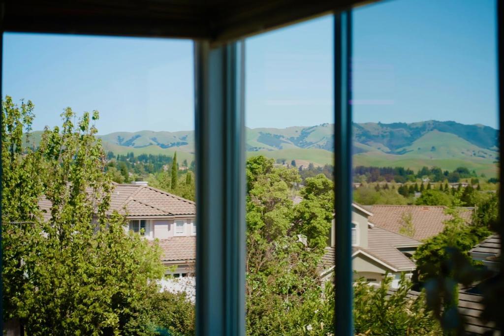 https://media.crmls.org/mediaz/9dfb21f7-7424-4886-a250-741fab07ab22.jpg?preset=X-Large