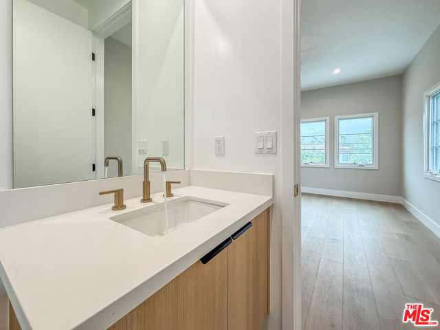 150 N Arnaz Drive, Beverly Hills CA: https://media.crmls.org/mediaz/9dfb4291-96ba-43a6-9c6b-3a122ac15e88.jpg