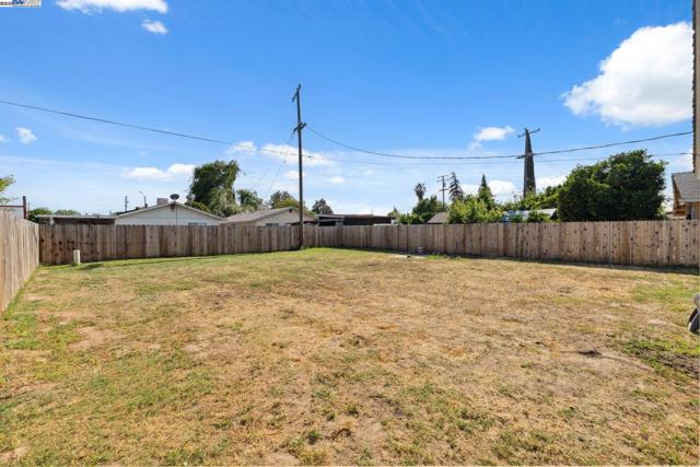 5112 Tyson Ave, Modesto CA: https://media.crmls.org/mediaz/9dfbd03a-b05a-4265-833f-1b40950a1212.jpg