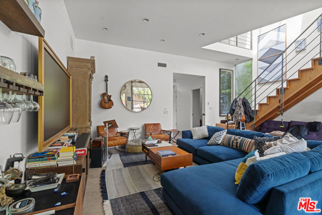 550 Indiana Avenue, Venice CA: https://media.crmls.org/mediaz/9dfbe3c2-0b7a-4574-85e8-0e49132d1b5d.jpg