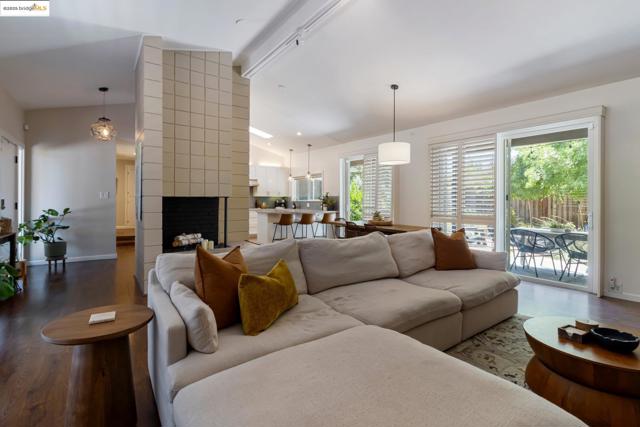 2041 Hidden Valley Dr, Santa Rosa CA: https://media.crmls.org/mediaz/9dfd0f6e-0ef7-4be7-973c-28f8513ac2d9.jpg