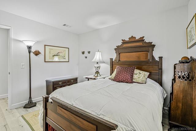5241 Alamosa Park Dr, Oceanside CA: https://media.crmls.org/mediaz/9dfe016d-be6d-4080-a477-a88e6990c702.jpg