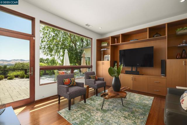 68 Terrace Rd, Walnut Creek CA: https://media.crmls.org/mediaz/9dfe1134-73dd-48bb-a5d6-3e050dcd6ec9.jpg
