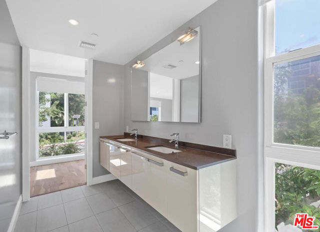 1283 Havenhurst Drive, West Hollywood CA: https://media.crmls.org/mediaz/9dfeaccf-6496-42b9-a547-07de381704eb.jpg