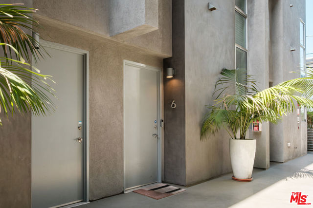 1220 N Orange Grove Avenue, West Hollywood CA: https://media.crmls.org/mediaz/9dff284e-c38b-4833-87ad-3af28aad53fa.jpg