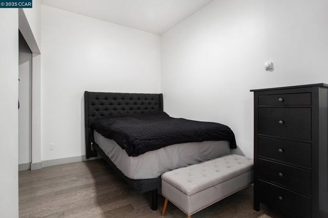 410 Webster St #1, Oakland CA: https://media.crmls.org/mediaz/9dff528b-7e76-42af-82c5-a06e7263aaee.jpg