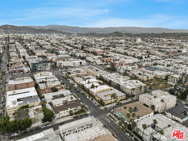 400 S Mariposa Avenue, Los Angeles CA: https://media.crmls.org/mediaz/9dffa17b-bb9e-4edd-8410-3413266234c6.jpg