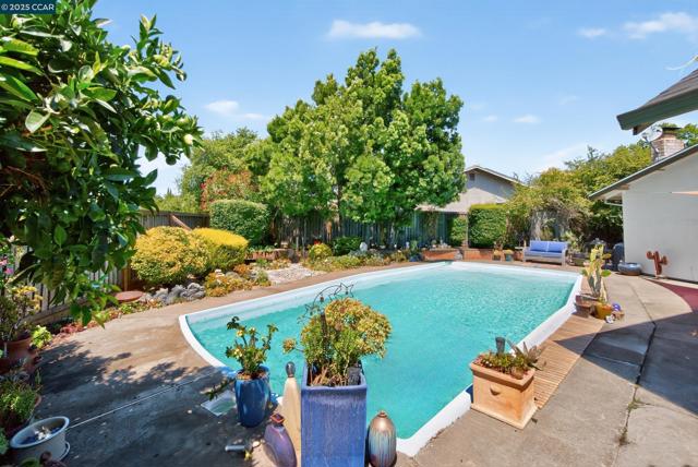 2173 Madrone Dr, Fairfield CA: https://media.crmls.org/mediaz/9e00b1da-9d1d-495a-a9cf-9a2014b034bb.jpg