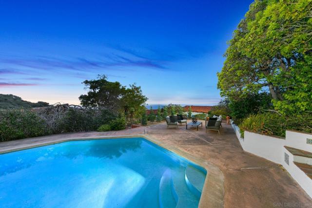 7520 Hillside Dr, La Jolla CA: https://media.crmls.org/mediaz/9e02229c-5e2a-4513-a2f3-117c9ba7dc85.jpg