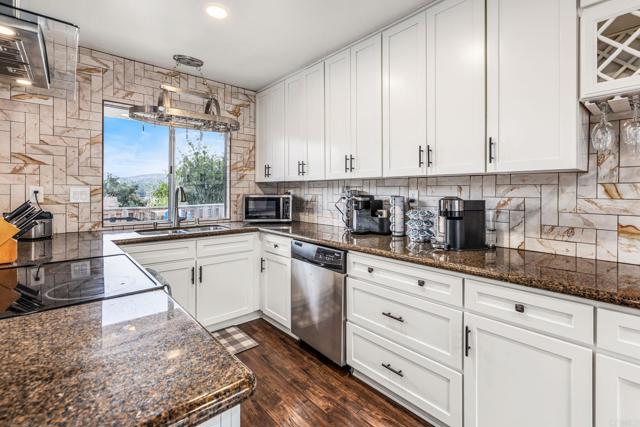 Detail Gallery Image 8 of 37 For 1887 Guilder Gln, Escondido,  CA 92029 - 3 Beds | 2 Baths