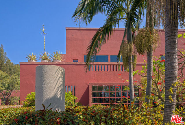 470 Layton Way, Los Angeles CA: https://media.crmls.org/mediaz/9e0250a5-630e-46d7-a4df-3d118fae3afe.jpg