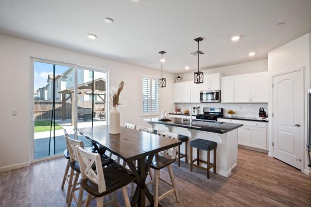1060 Jan Avenue, Hollister CA: https://media.crmls.org/mediaz/9e02709a-df8a-4130-bf94-adc956e6ffd5.jpg