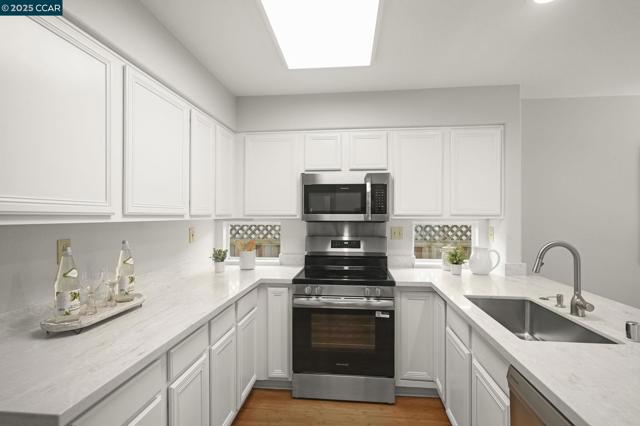 1116 Vista Pointe Cir, San Ramon CA: https://media.crmls.org/mediaz/9e02935f-59cb-422b-87d5-9290df07870b.jpg
