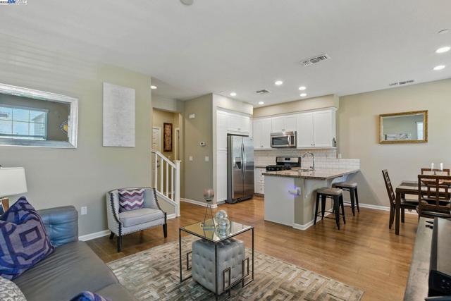 841 Fan Palm Ln, Brentwood CA: https://media.crmls.org/mediaz/9e032575-de1d-410a-b768-2debffd6fbc3.jpg