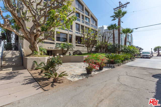 18 Union Jack Street, Marina del Rey CA: https://media.crmls.org/mediaz/9e038242-491e-4ff8-8b52-72c30d8baaec.jpg