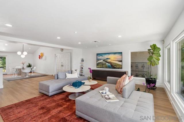 7645 Caminito Coromandel, La Jolla CA: https://media.crmls.org/mediaz/9e03c6b5-cc85-4317-8286-ad9242309ffd.jpg
