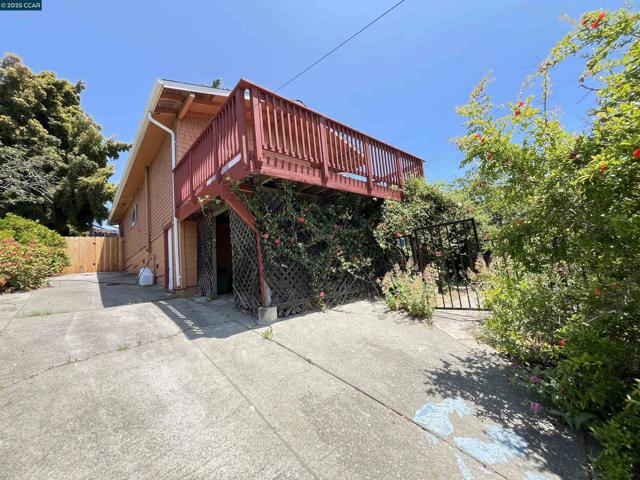 7618 Sunkist Dr, Oakland CA: https://media.crmls.org/mediaz/9e04e99d-2cc9-458b-b181-bdf8ab388b59.jpg