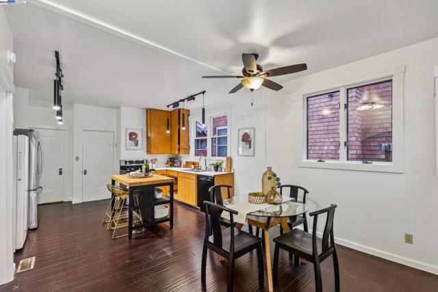 3215 Liberty Ave, Alameda CA: https://media.crmls.org/mediaz/9e052f78-3d35-4c4c-abf3-59f1129acccb.jpg