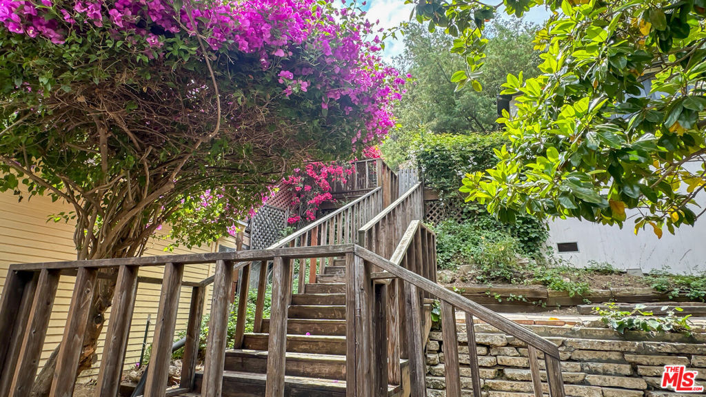 https://media.crmls.org/mediaz/9e0595fc-d66f-46f1-bd14-9a7e54b90e28.jpg?preset=X-Large
