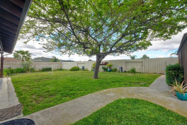 519 Meadow Grove Place, Escondido CA: https://media.crmls.org/mediaz/9e05a717-25e3-4ac7-bdbc-ba03951dba67.jpg