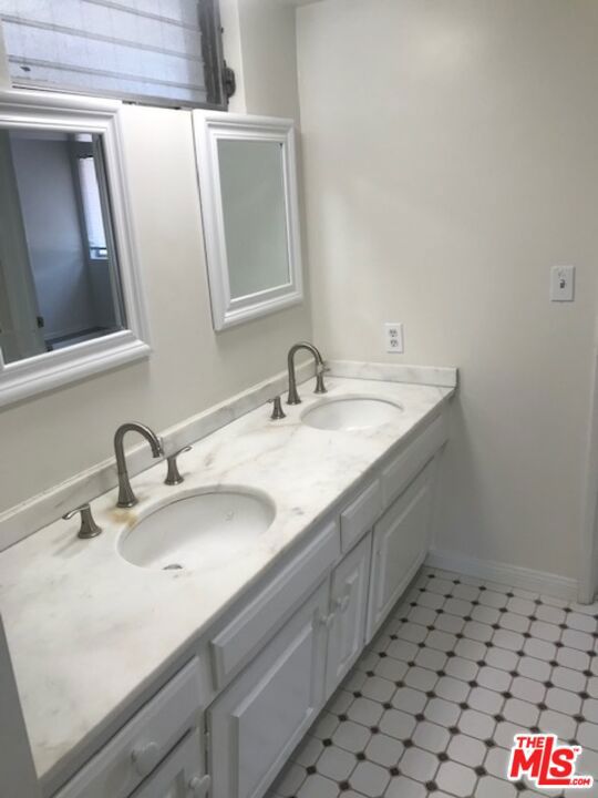 6970 Fernhill Drive, Malibu CA: https://media.crmls.org/mediaz/9e06380e-8d39-40f6-8a82-45020213de17.jpg