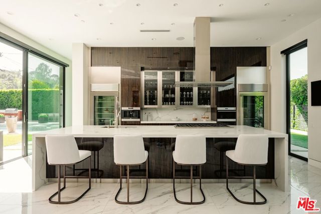 4049 Coldwater Canyon Avenue, Studio City CA: https://media.crmls.org/mediaz/9e065b22-4a24-4478-bd24-dff534d0bff5.jpg