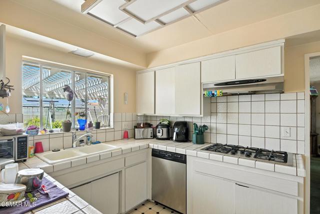 2049 Stanford Drive, Simi Valley CA: https://media.crmls.org/mediaz/9e06e4b4-a5d3-43e7-9865-b02390cdce91.jpg