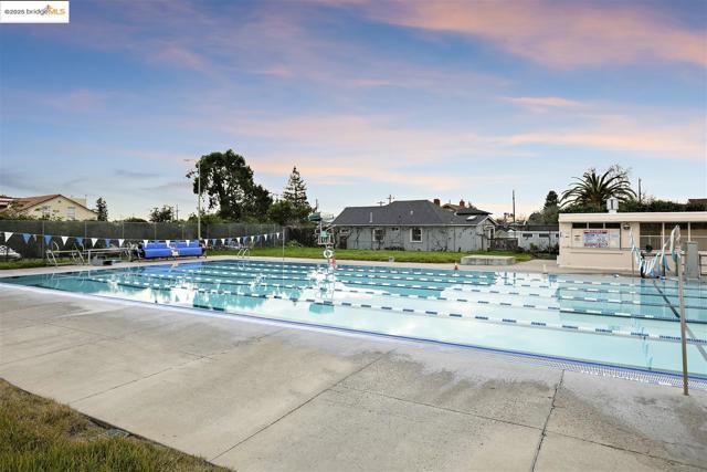 428 Cavour St, Oakland CA: https://media.crmls.org/mediaz/9e083c56-c008-4649-9d6f-d710b4b30c0a.jpg