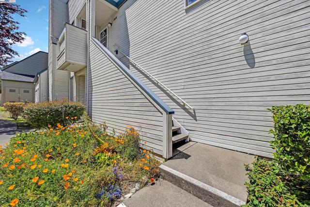3754 N Stoneglen, Richmond CA: https://media.crmls.org/mediaz/9e084762-d335-4a2e-ab80-a920261b4e33.jpg