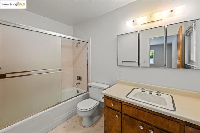 3312 Wisconsin St, Oakland CA: https://media.crmls.org/mediaz/9e087eb8-9031-4152-925b-645132153d57.jpg
