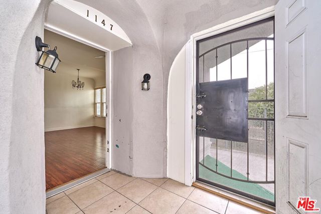 1147 S Mariposa Avenue, Los Angeles CA: https://media.crmls.org/mediaz/9e08ea4d-4f76-4ec9-b399-9cb00790f690.jpg