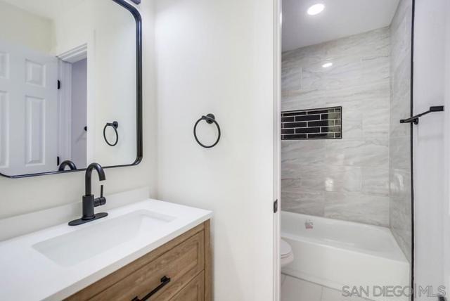 475 N N Midway Dr, Escondido CA: https://media.crmls.org/mediaz/9e098938-ea83-4785-9300-14fa5a581399.jpg