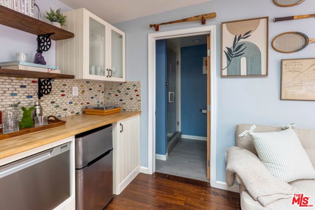 1774 Washington Way, Venice CA: https://media.crmls.org/mediaz/9e0a2eff-f0f3-4bbd-8ed1-c432b8b18d38.jpg