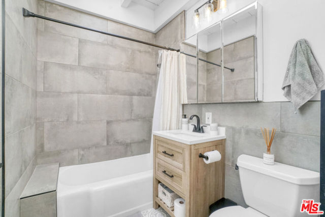 4400 Ocean Drive, Manhattan Beach CA: https://media.crmls.org/mediaz/9e0ae00f-1b1e-48b0-bbb8-f6dd9833a86c.jpg