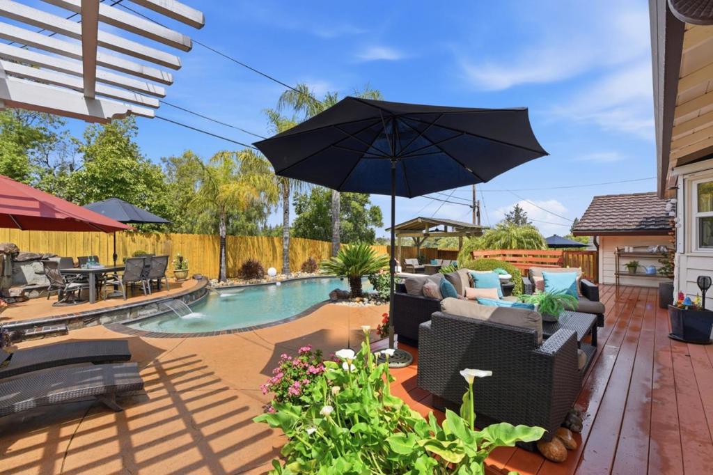 https://media.crmls.org/mediaz/9e0b4c38-d0a0-4c54-b6d1-a2eed0d1408b.jpg?preset=X-Large