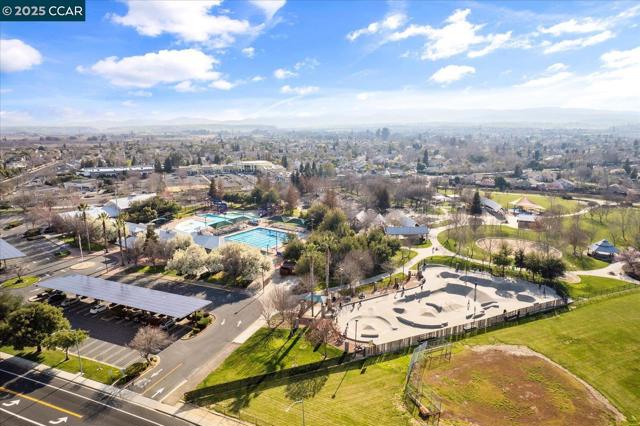240 Alta St, Brentwood CA: https://media.crmls.org/mediaz/9e0c1dec-8fdd-4ebc-ace4-b20f811c090a.jpg