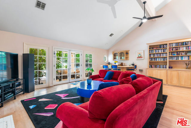 17040 Rancho Street, Encino CA: https://media.crmls.org/mediaz/9e0c9850-1445-4943-bd24-41c351854a54.jpg