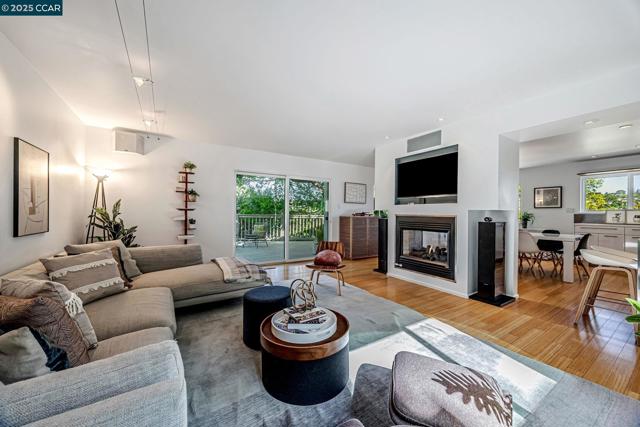 2280 Hastings Dr, Belmont CA: https://media.crmls.org/mediaz/9e0cd30b-daeb-48e0-901b-873079e98f36.jpg