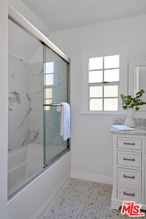 543 N June Street, Los Angeles CA: https://media.crmls.org/mediaz/9e0d1b93-4ffb-4394-8327-bba380ded354.jpg