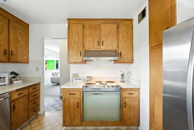 3101 61St Ave, Oakland CA: https://media.crmls.org/mediaz/9e0e247b-12bf-43dd-ab06-e38579960331.jpg
