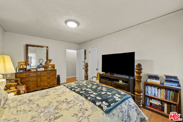 2729 W 79th Street, Inglewood CA: https://media.crmls.org/mediaz/9e0e7f32-a0ca-4adc-b58b-63ae13e13f6a.jpg