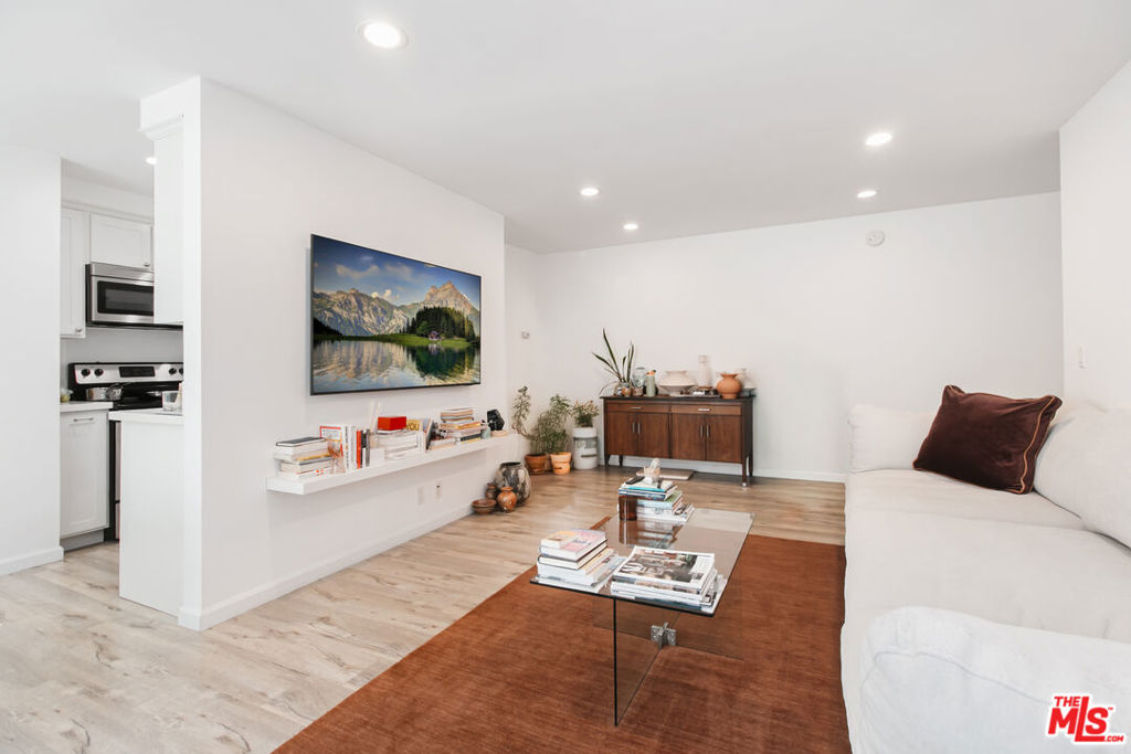 525 N Sycamore Avenue #301