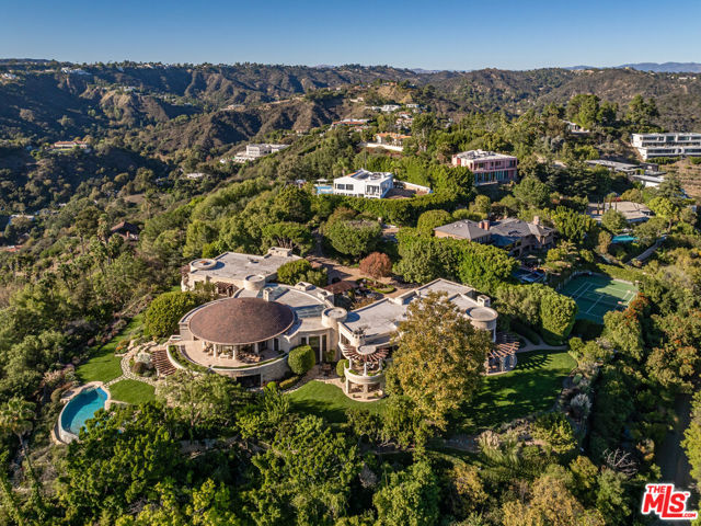 1101 Bel Air Place, Los Angeles CA: https://media.crmls.org/mediaz/9e0effab-4c61-4932-9030-d5047052f7fa.jpg