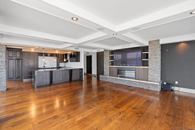 1710 Avenida Del Mundo, Coronado CA: https://media.crmls.org/mediaz/9e0f65da-6ea1-4801-827b-ec031eb4ff23.jpg