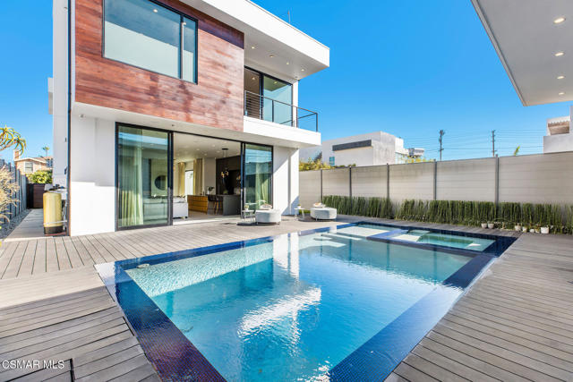 829 Flower Avenue, Venice CA: https://media.crmls.org/mediaz/9e0fa7a5-fdbb-482a-9ec1-583e0d097503.jpg